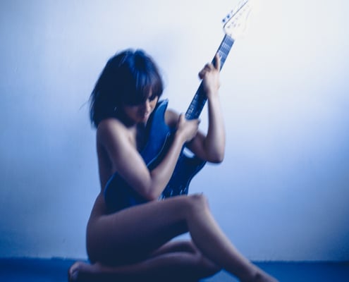 nude with guitar